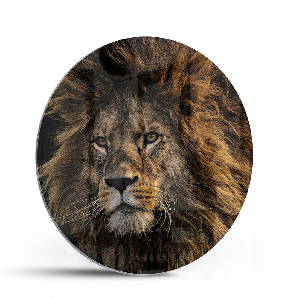 Glazen schilderij van een leeuw met een krachtige uitstraling