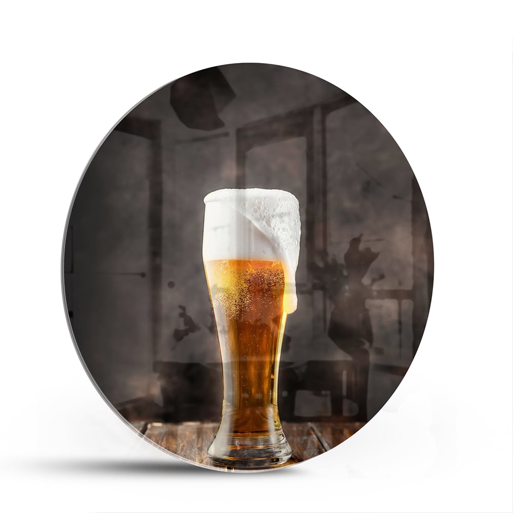 Glazen schilderij van een biertje op houten ondergrond