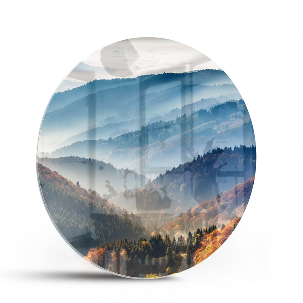 Glazen schilderij met een adembenemend berglandschap in warme herfstkleuren