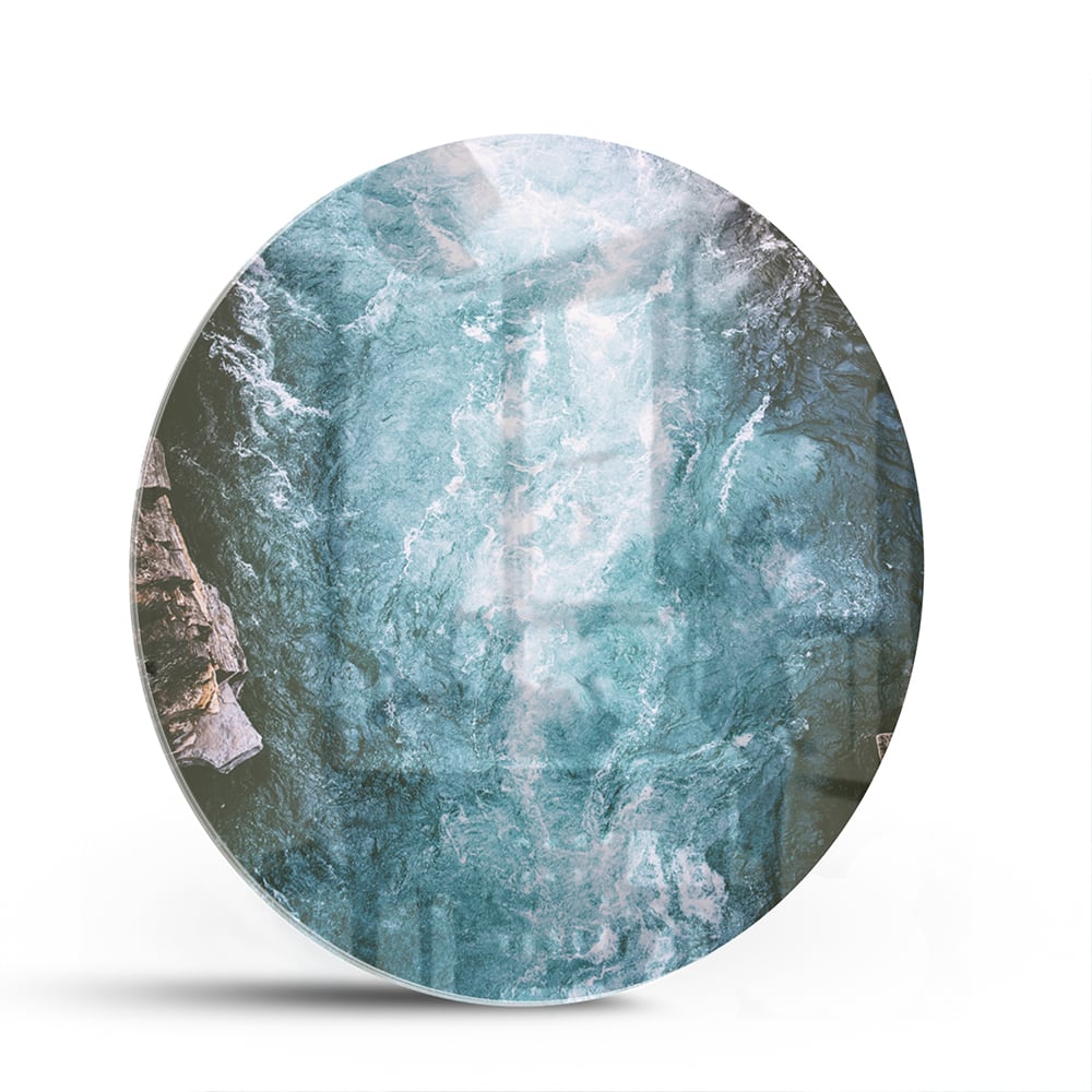 Glas schilderij van helder bergwater dat door rotsen stroomt.
