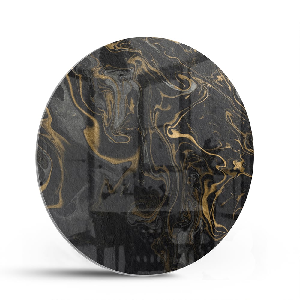 Zwart-gouden glazen schilderij met marmerachtige patronen aan de muur