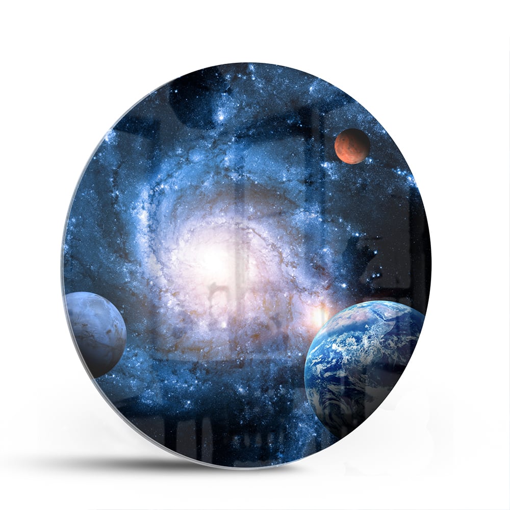 Glazen schilderij van het heelal met sterren en planeten, hangend aan de muur