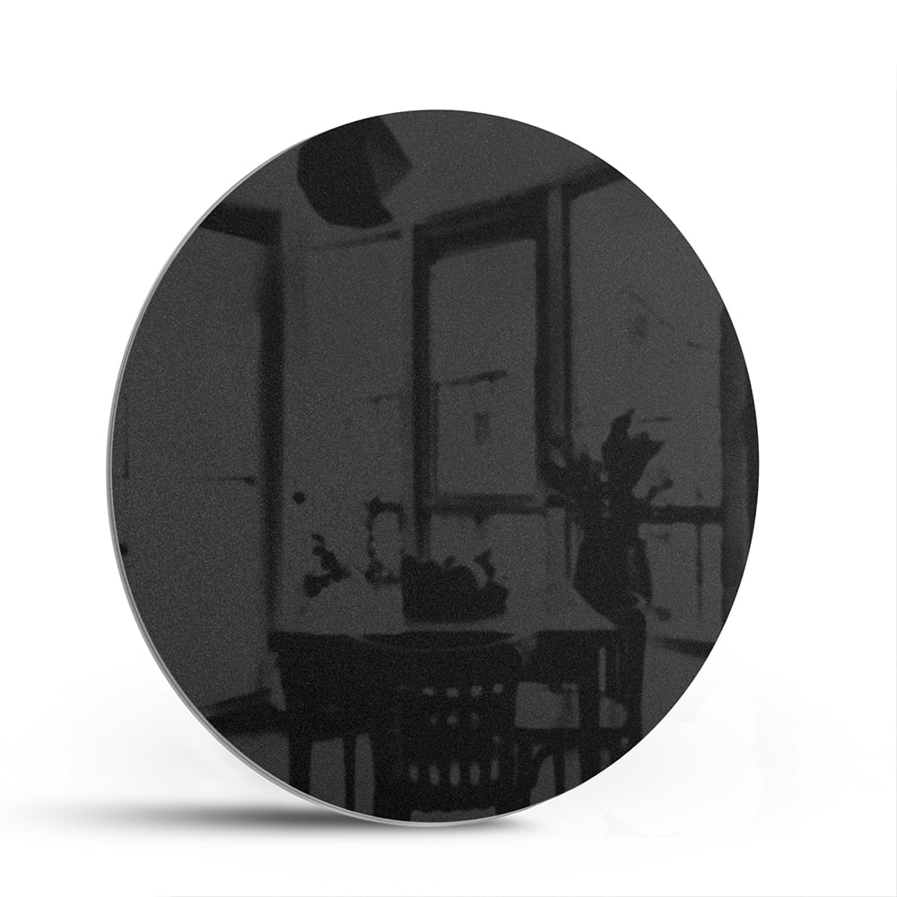 Zwart-glanzend glas schilderij aan een witte muur in een modern interieur.