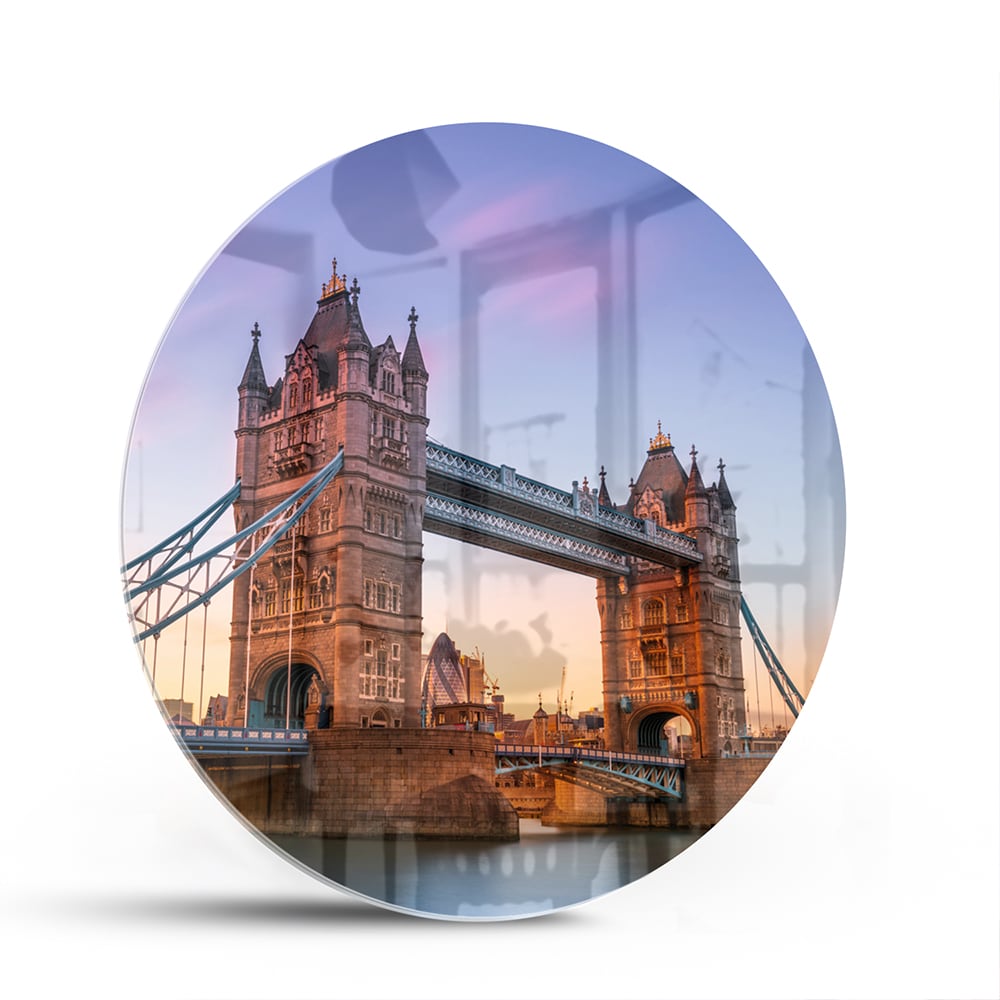 Glas schilderij van de Tower Bridge in Londen met een zonsondergang op de achtergrond.