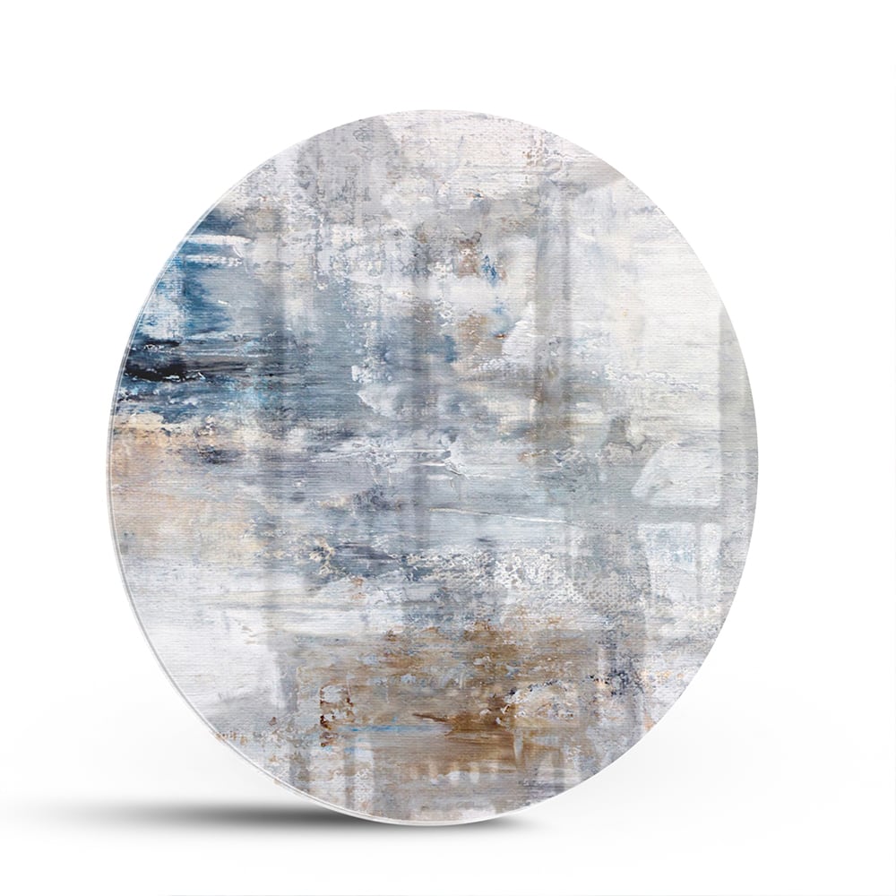 Abstract glazen schilderij met blauwe en neutrale tinten in woonkamer