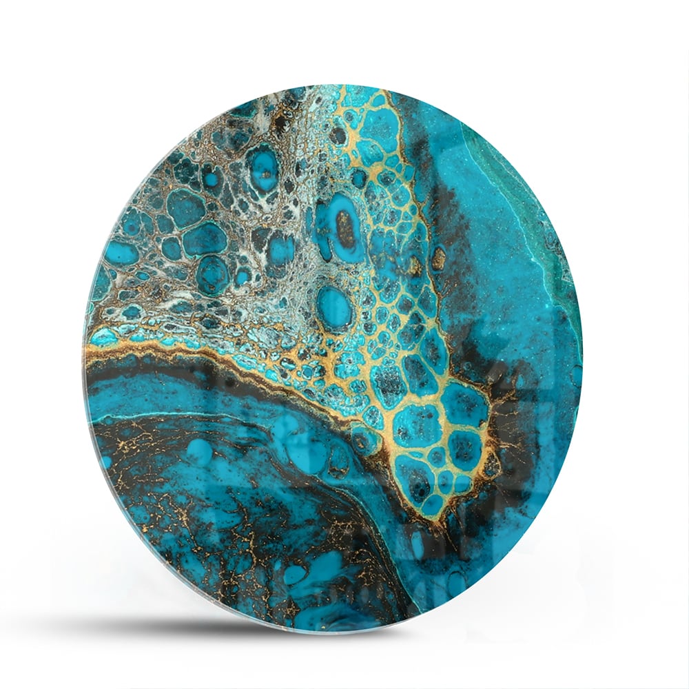 Glazen schilderij in turkoois met gouden accenten aan de muur boven een houten meubel.