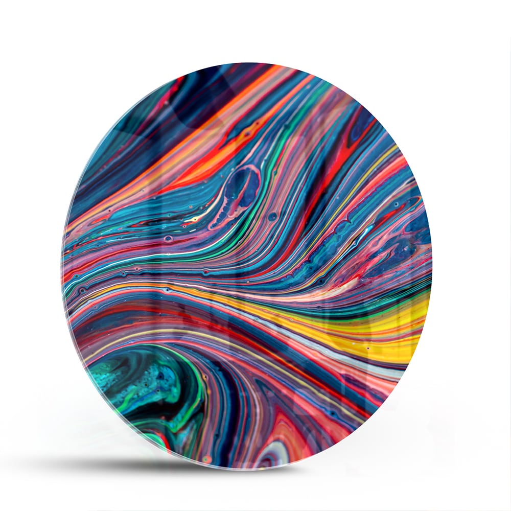 Kleurrijk abstract glazen schilderij aan de muur in een modern interieur.