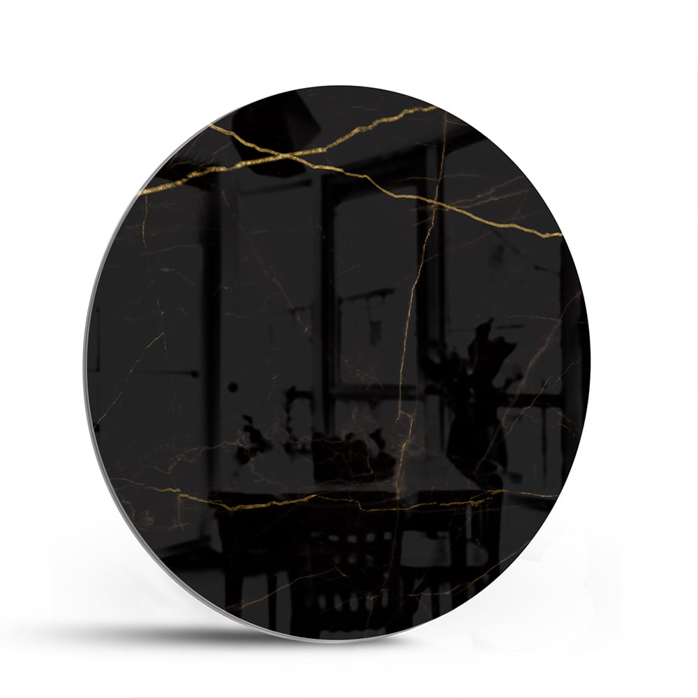 Elegant zwart glazen schilderij met gouden lijnen aan de muur in een moderne woonkamer.