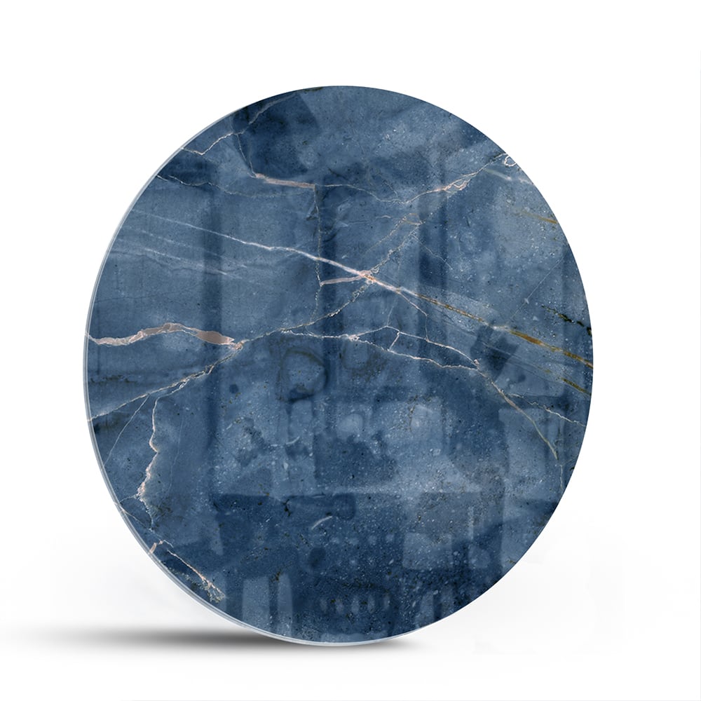 Diepblauw glazen schilderij met marmerstructuur aan de muur