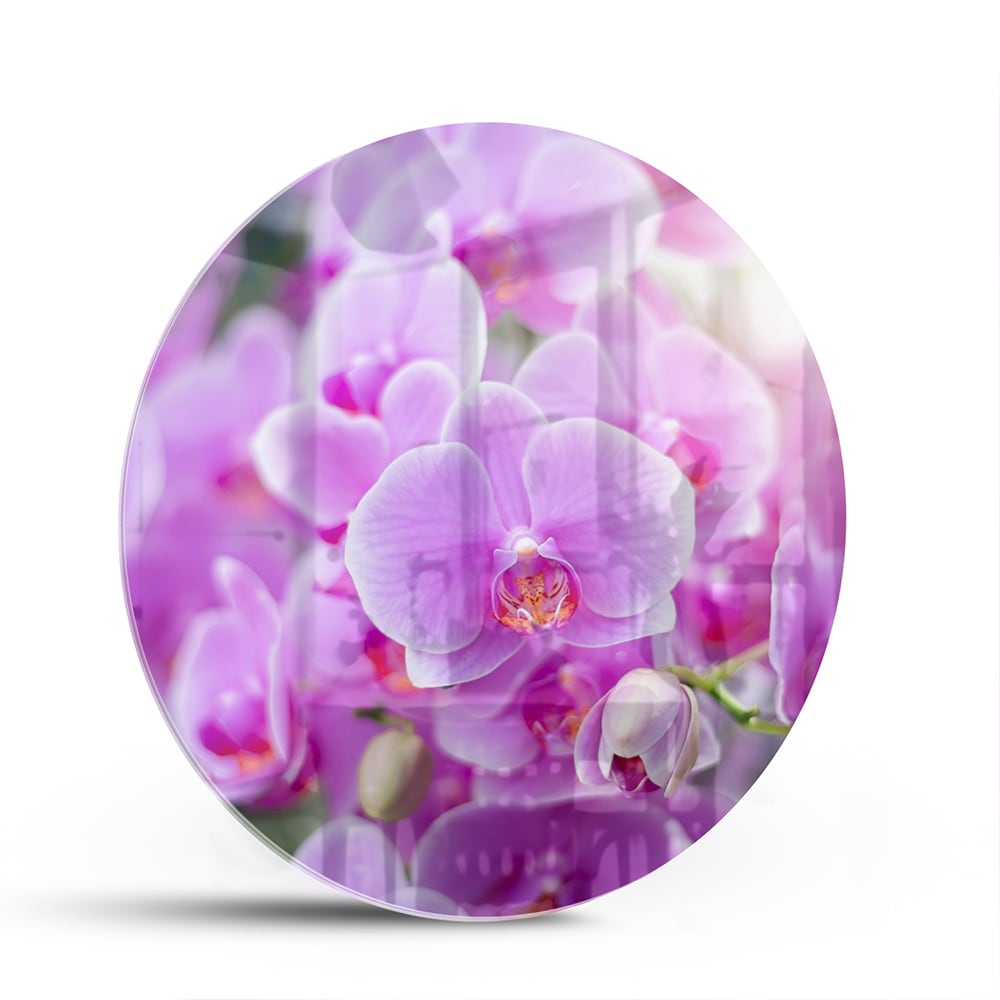 Glazen schilderij met een close-up van paarse orchideen in een mooi interieur