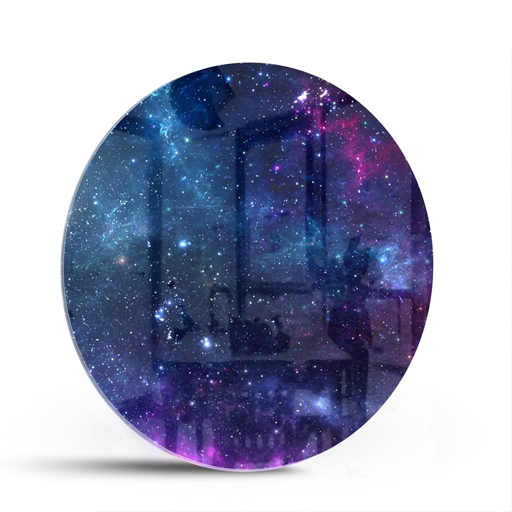 Glazen schilderij van het universum met kleurrijke sterren en nevels.