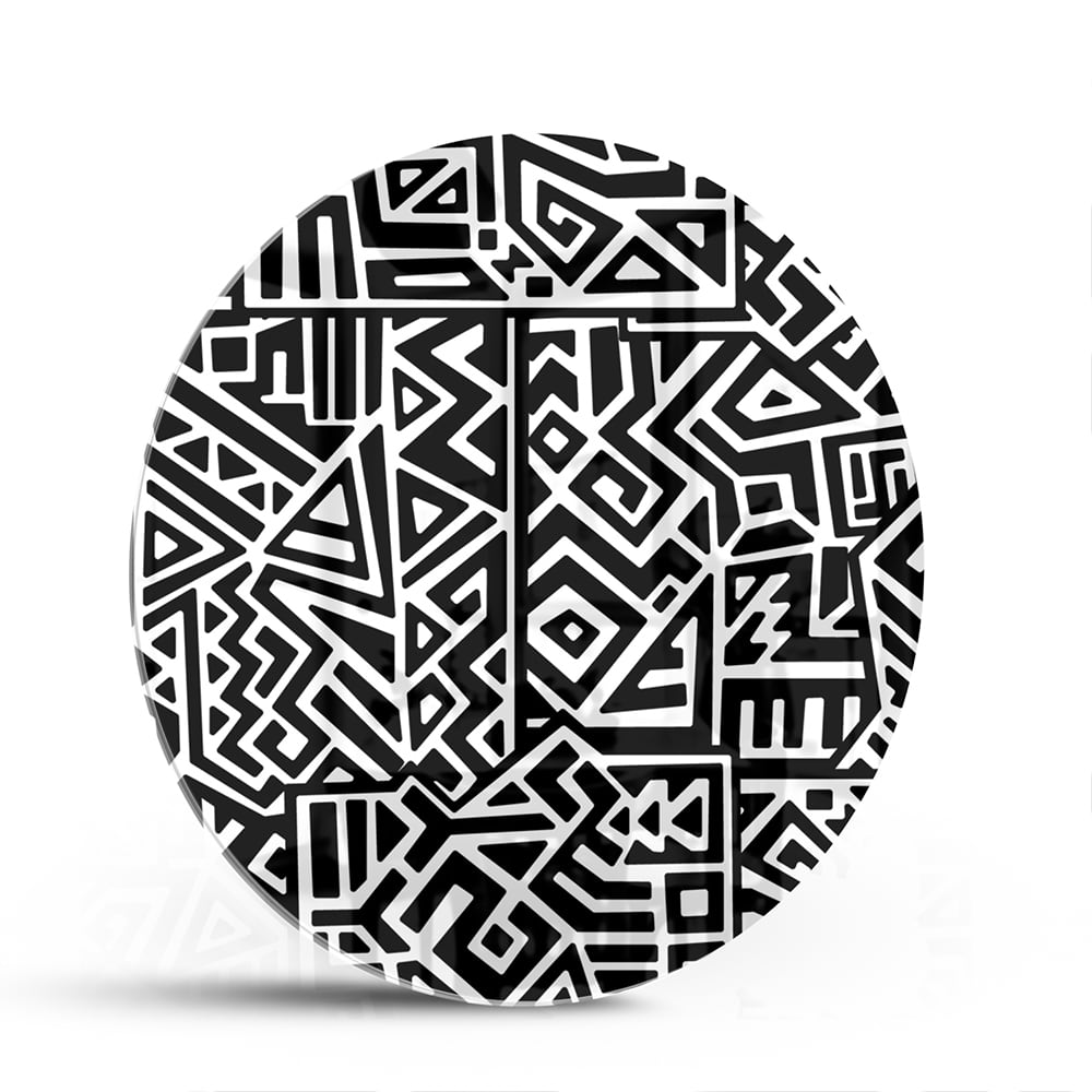 Zwart-wit glazen schilderij met abstract patroon aan de muur in een moderne woonkamer.