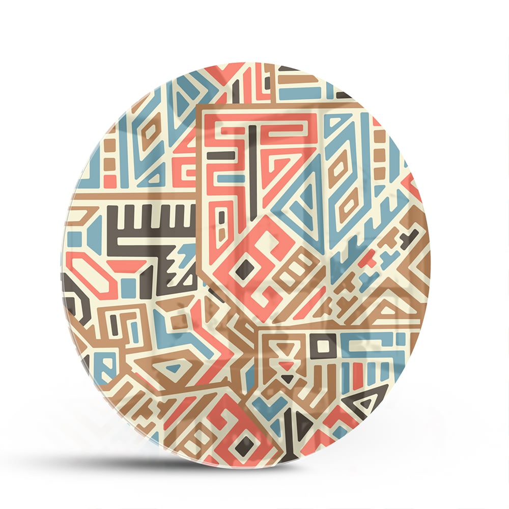 Abstract glazen schilderij met kleurrijke geometrische patronen aan de muur.