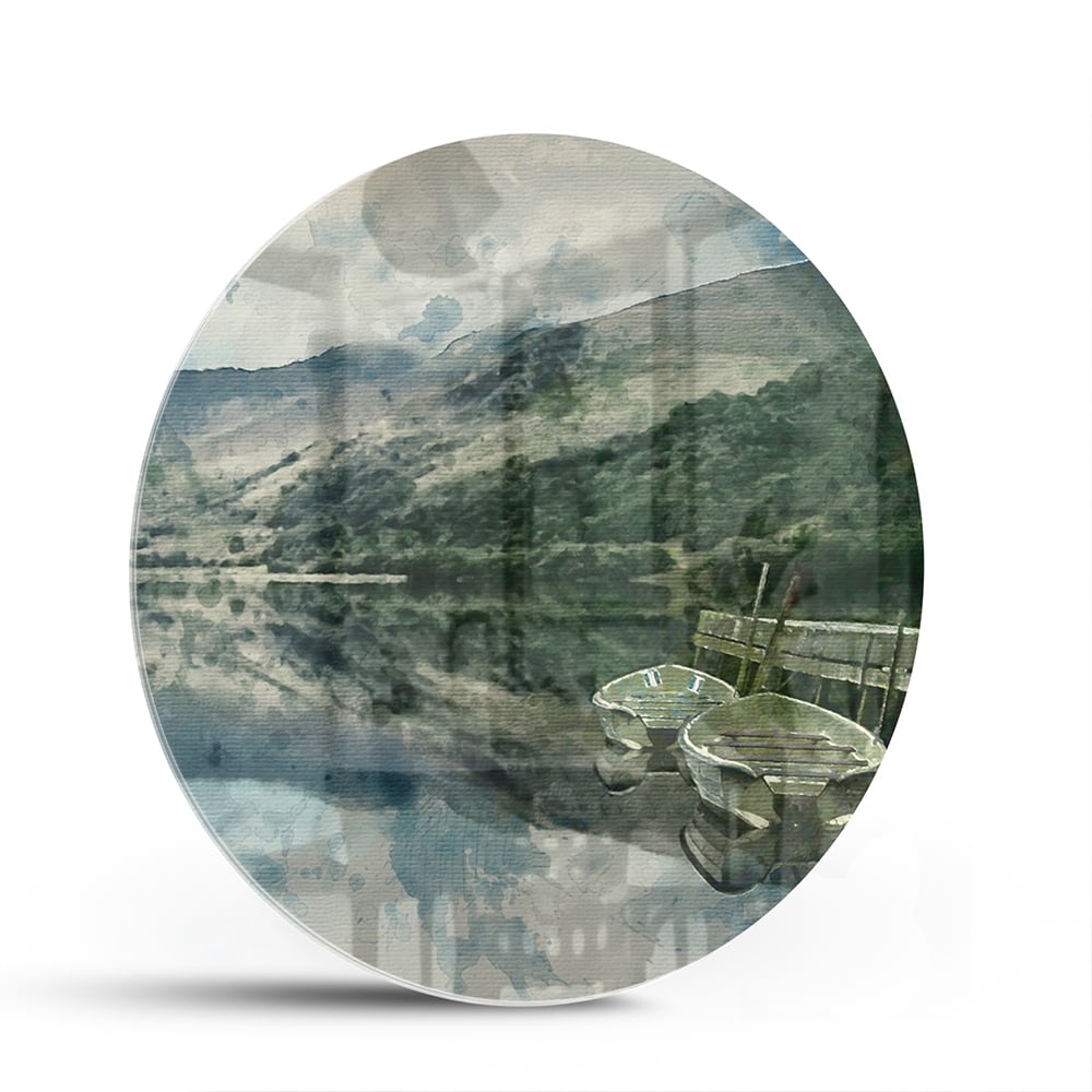 Glazen schilderij van een serene landschap met blauw meer en bergen