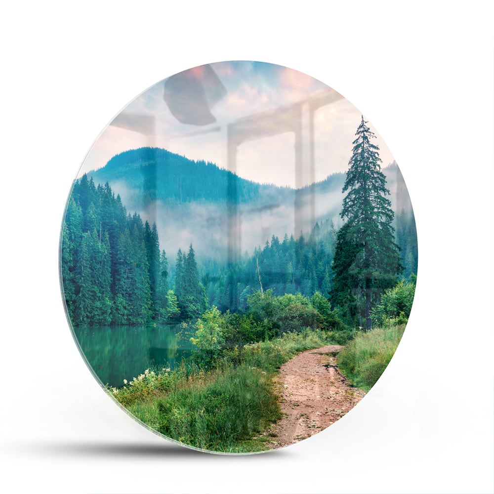 Glazen schilderij van een berglandschap met een pad en bomen