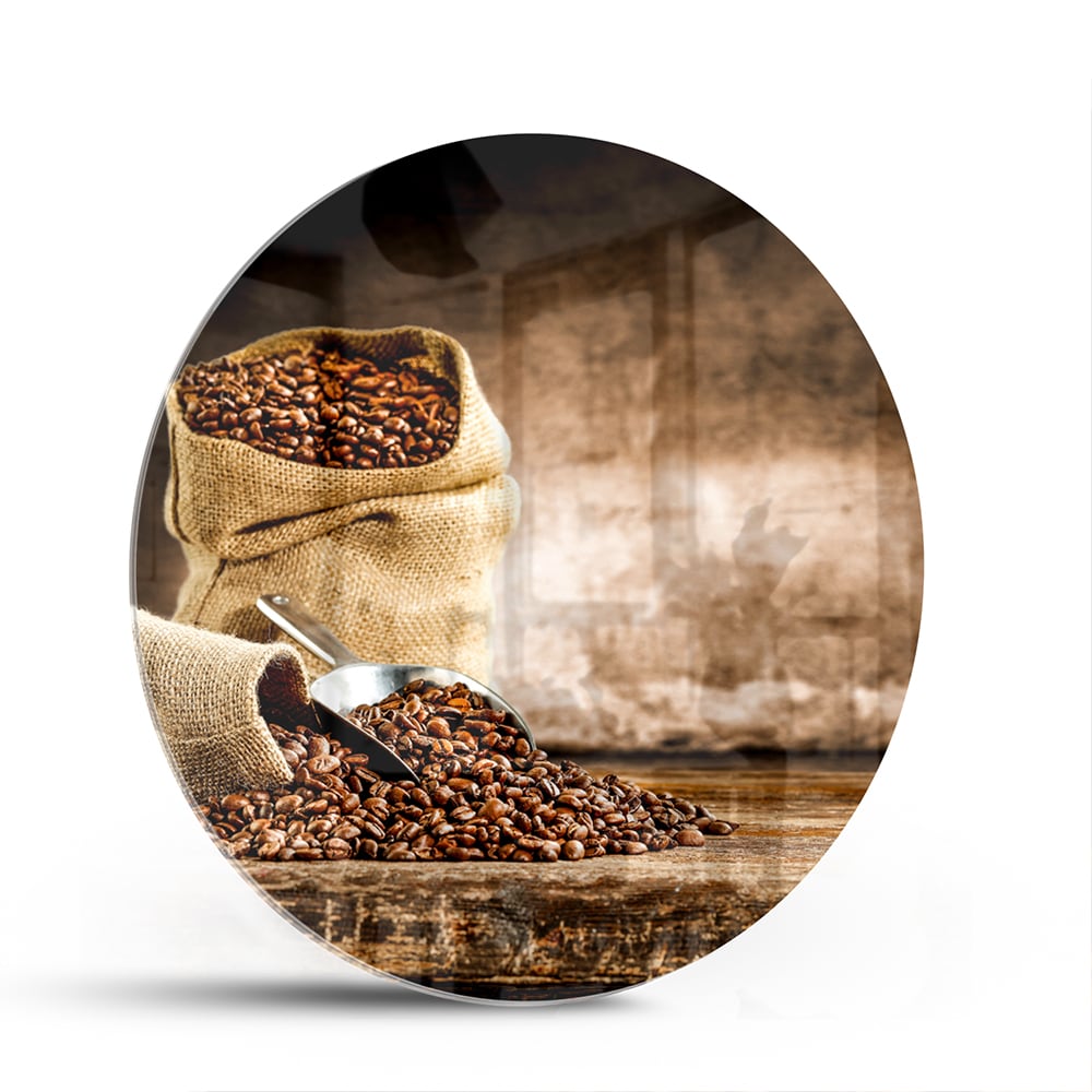 Glazen schilderij met koffiezakken en koffiebonen op een muur.