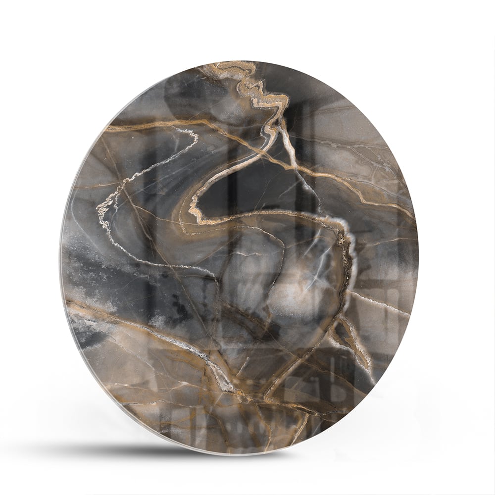 Abstract glazen schilderij met zwarte en gouden lijnen aan de muur.