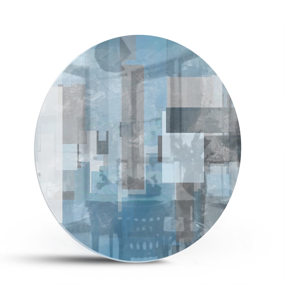 Abstract glas schilderij met blauwe en grijze tinten aan de muur