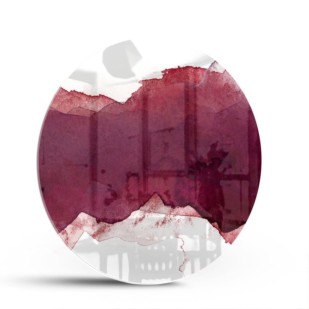 Abstract glas schilderij in dieprood gehangen boven een moderne kast