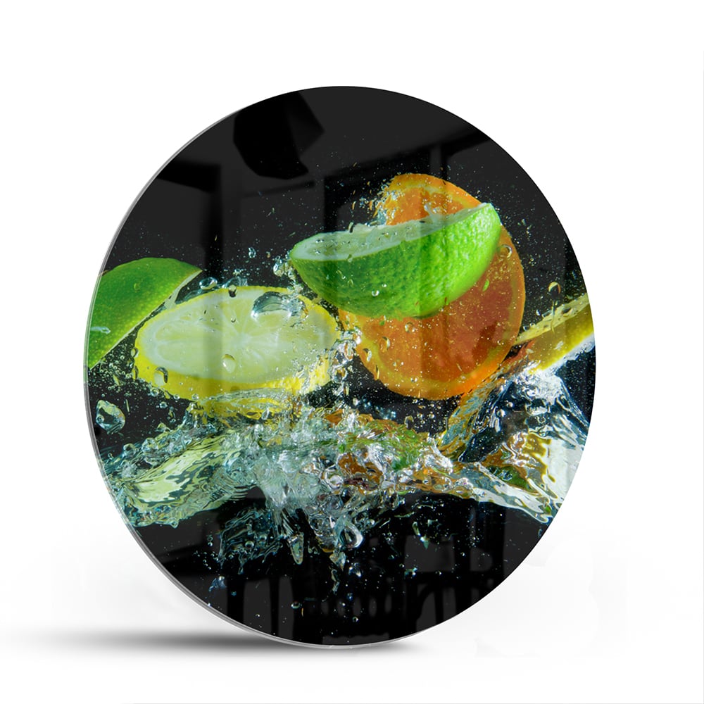 Glas schilderij met kleurrijke citrusvruchten en waterdruppels op een zwarte achtergrond.