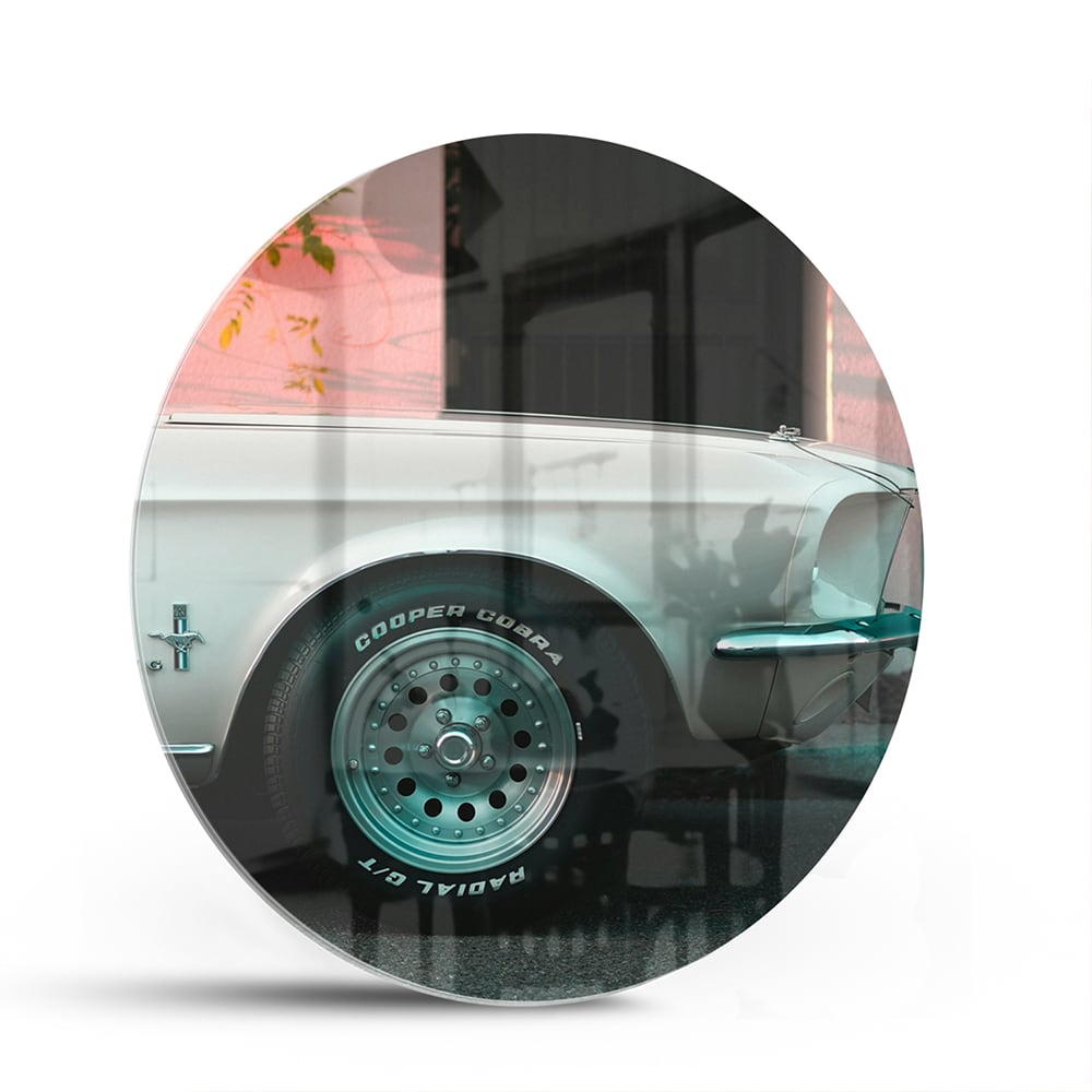 Glazen schilderij van een vintage auto in een sfeervol interieur