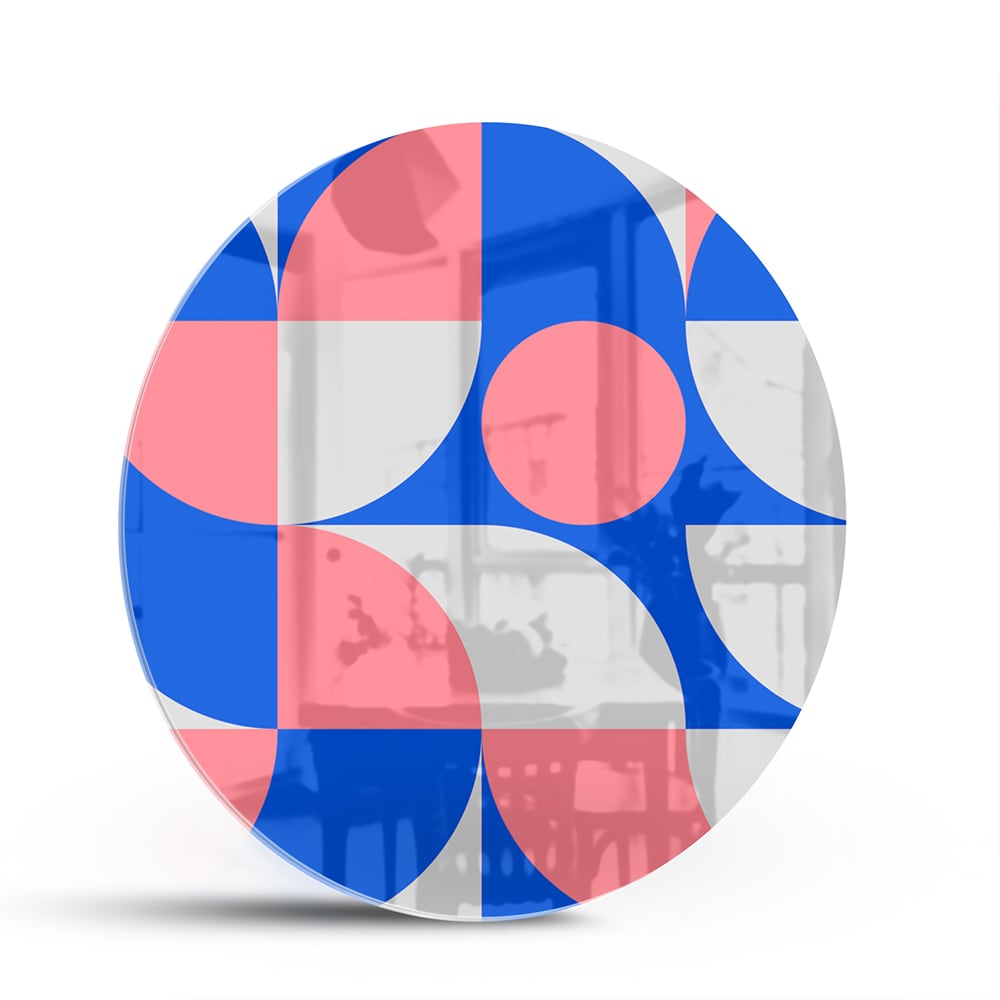 Abstract glazen schilderij met vormen in blauw en roze, perfect voor wanddecoratie.