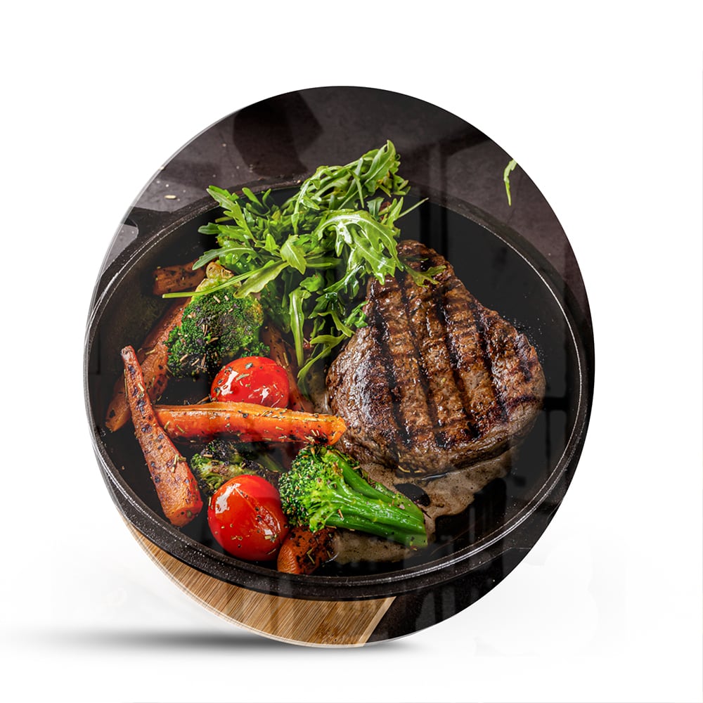 Glazen schilderij met een gegrilde steak en verse groenten in een pan