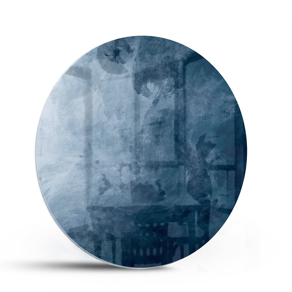 Abstract blauw glas schilderij aan de muur bij een houten meubel.