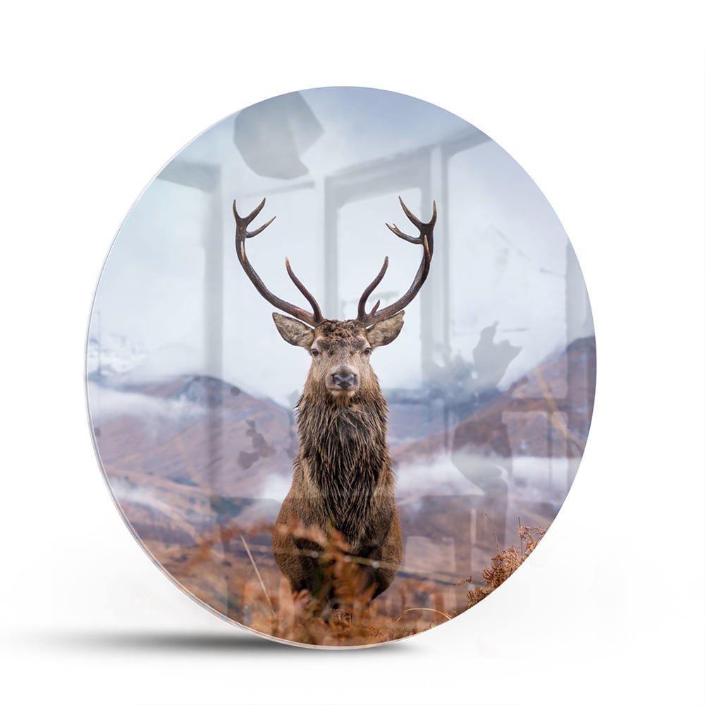 Glazen schilderij van een hert in een berglandschap met natuurlijke kleuren.