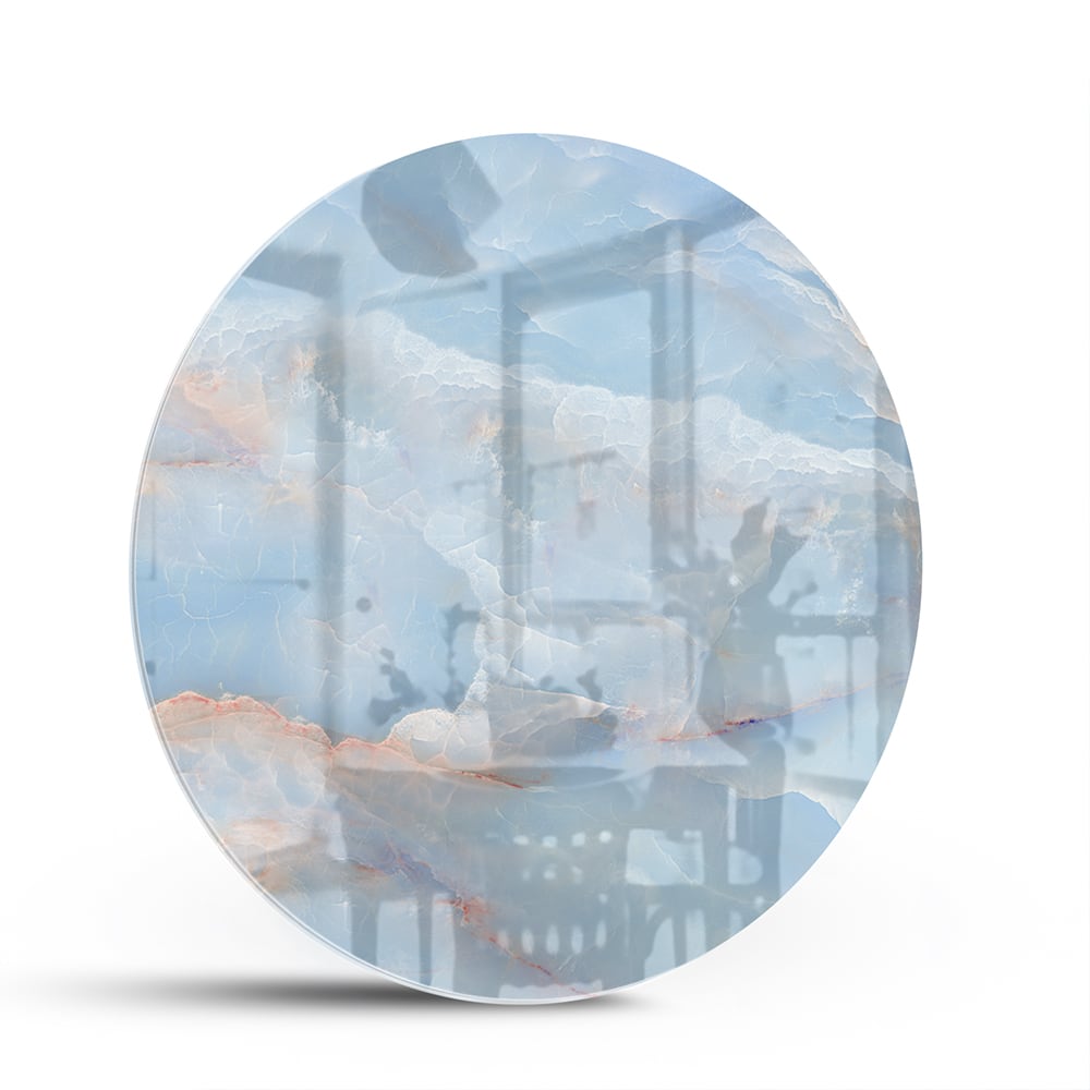 Abstract glazen schilderij in blauw en aardetinten aan de muur.