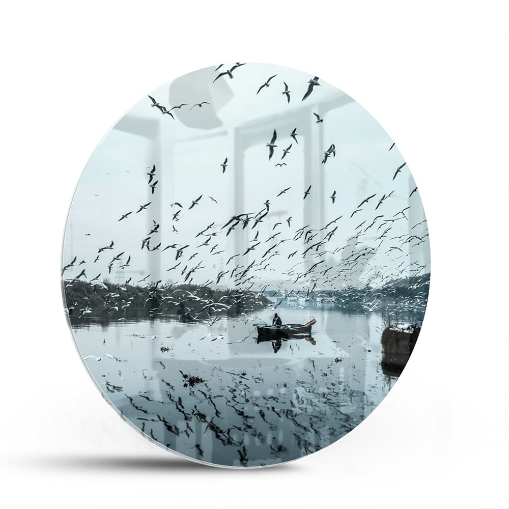 Glazen schilderij van vogels boven kalm water met reflecties.