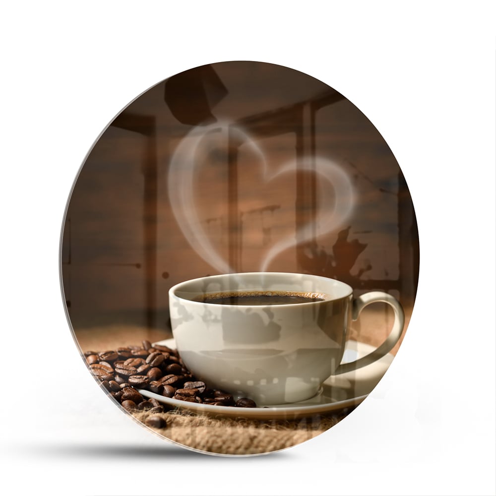 Glazen schilderij van een kop koffie met koffiebonen op een houten tafel.