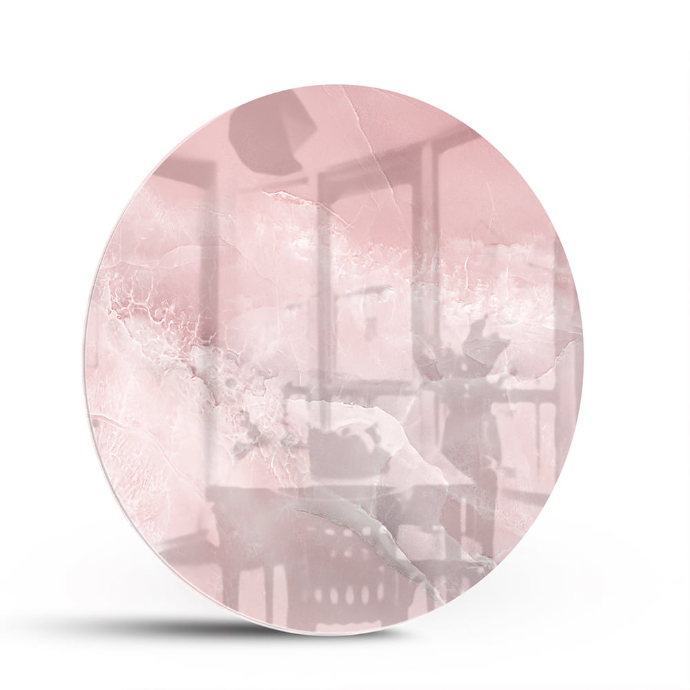 Elegant glazen schilderij in zachte roze tinten boven een houten kast.
