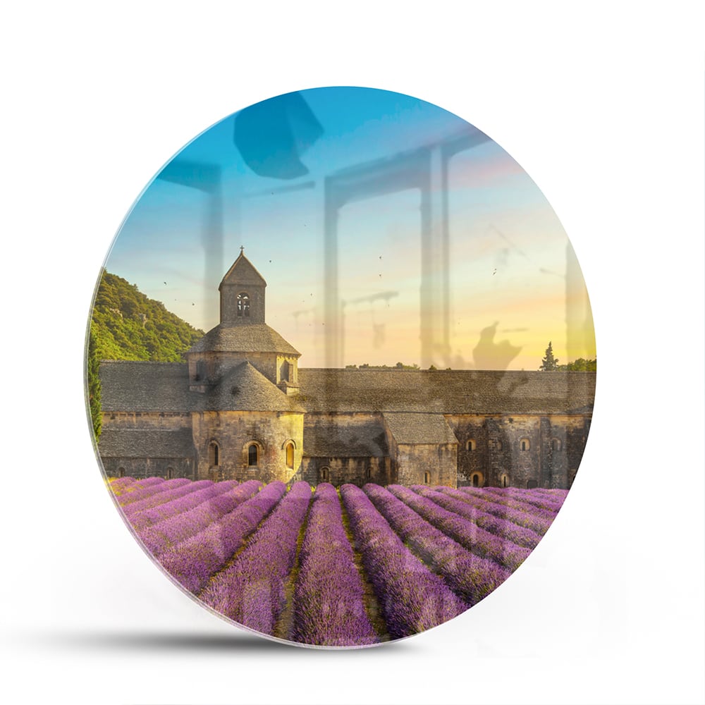 Glazen schilderij van lavendelvelden en een klooster in de Provence