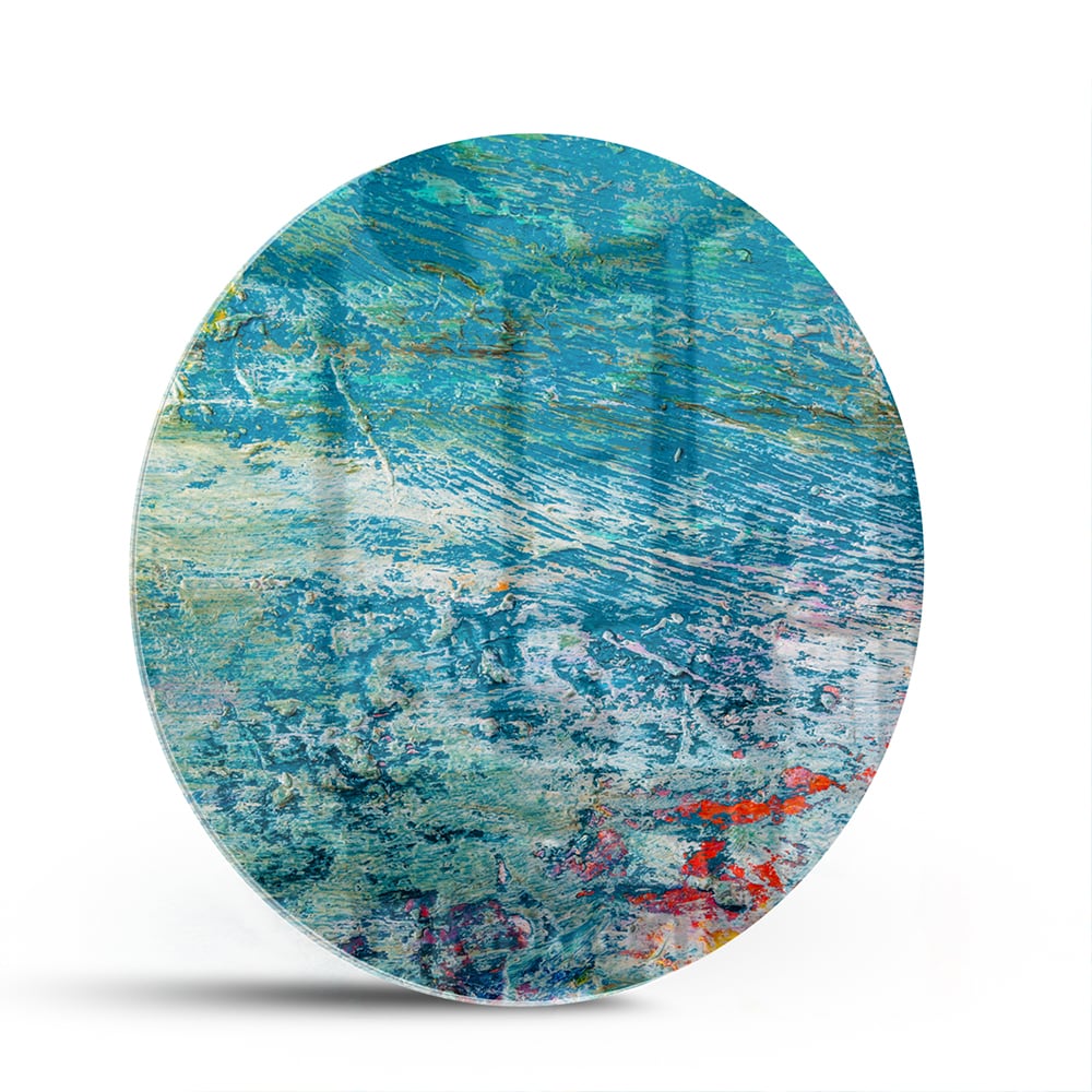 Kleurrijk abstract glazen schilderij aan de muur boven een houten kast