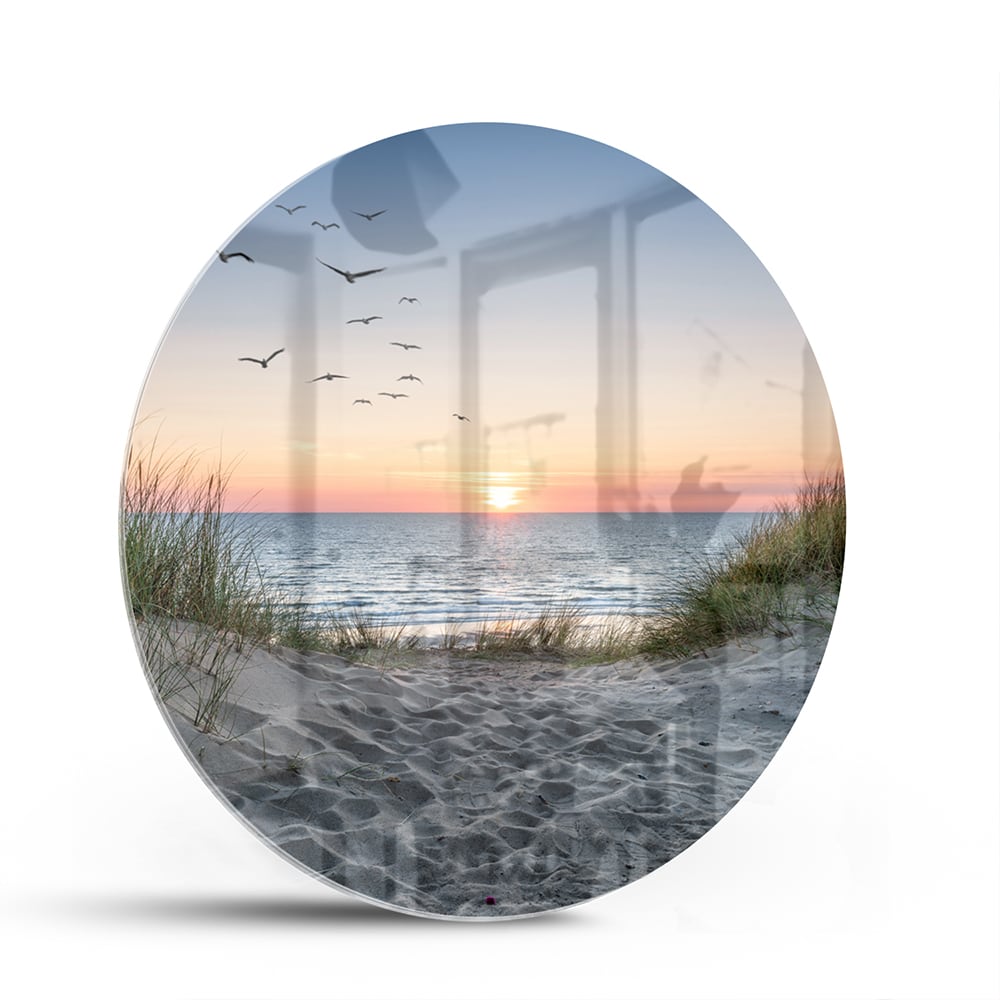 Glazen schilderij van een serene zonsondergang boven de zee met gras en vogels
