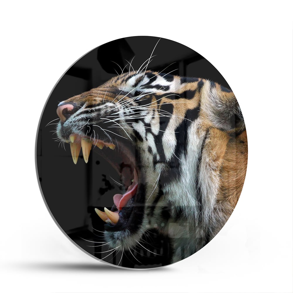 Glazen schilderij van een brullende tijger aan de muur in een stijlvolle kamer.