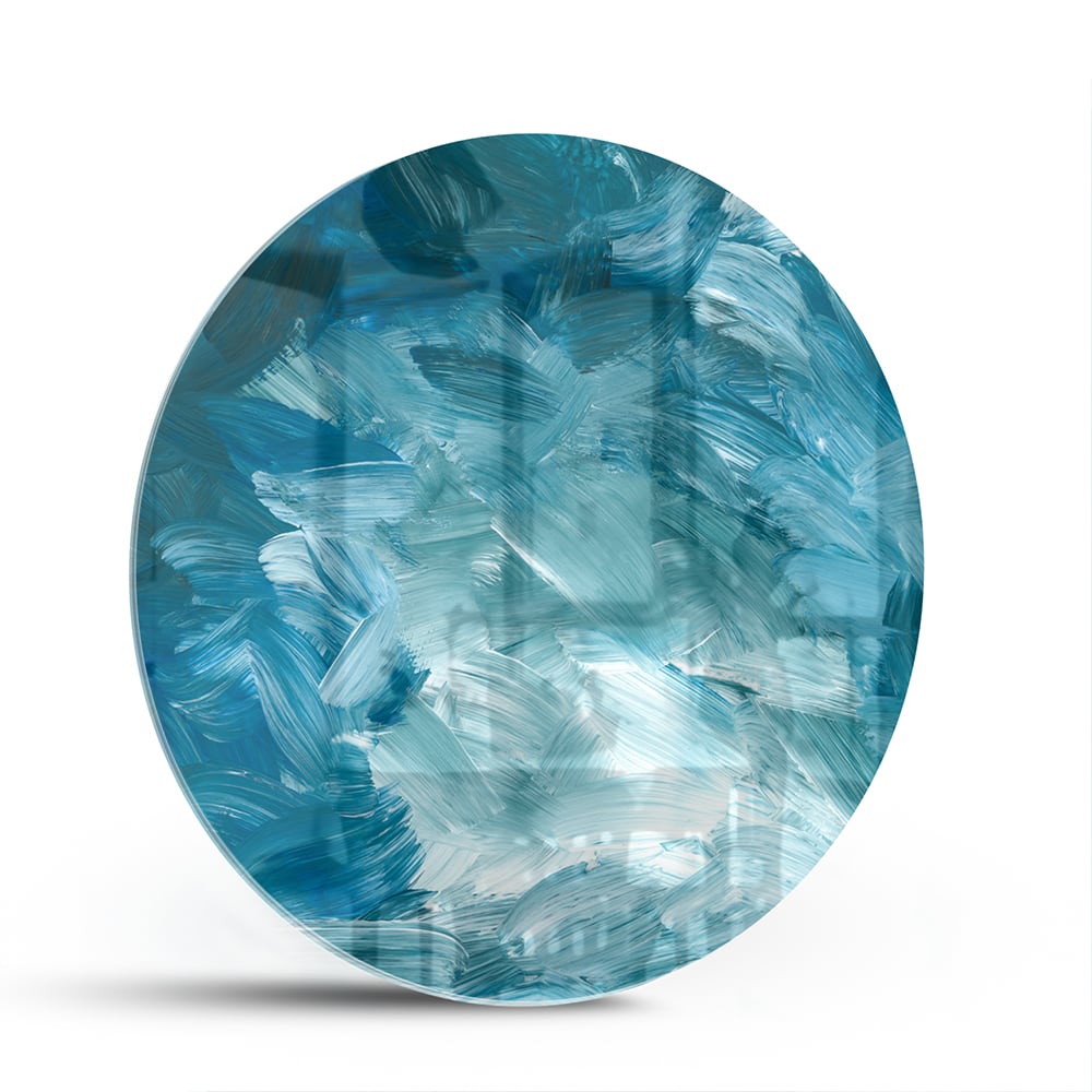 Abstract glazen schilderij met verschillende tinten blauw aan de muur.