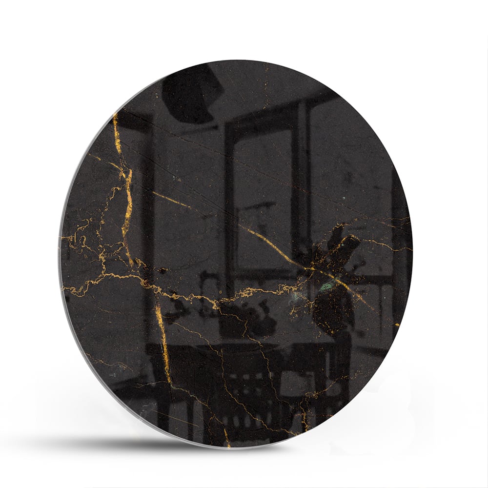 Zwart glazen schilderij met gouden lijnen aan de muur in een moderne woonkamer.