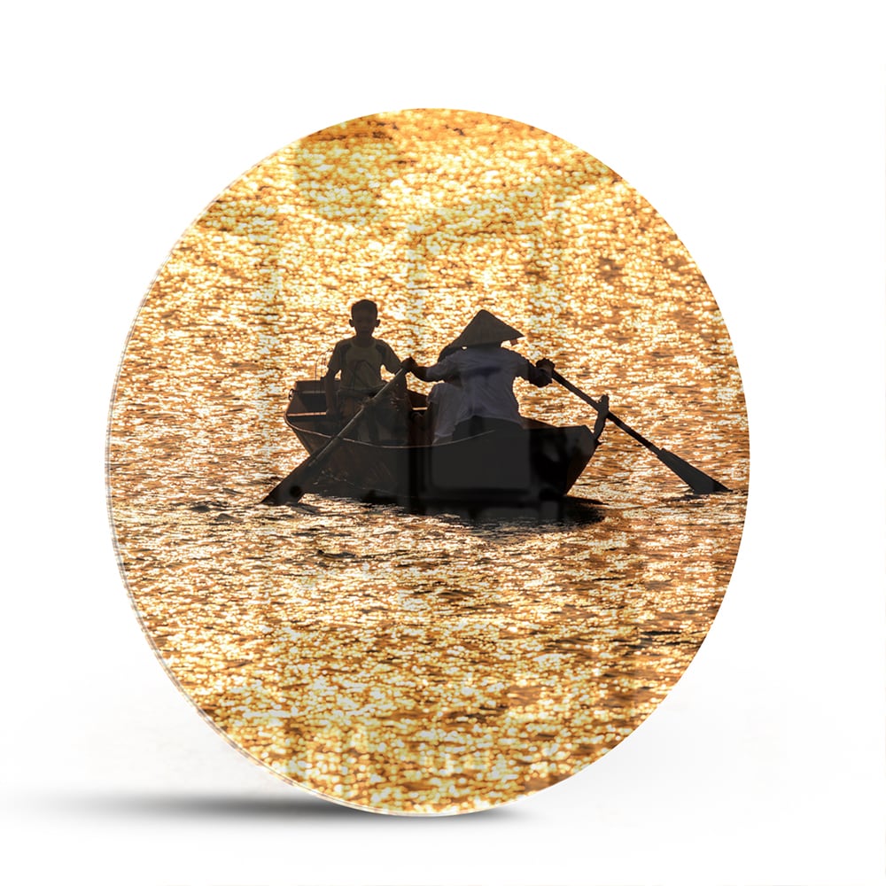 Glazen schilderij van een roeiboot op glinsterend, gouden water