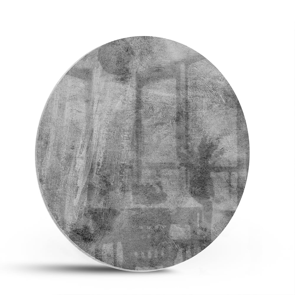 Abstract glazen schilderij in grijstinten op een witte muur.