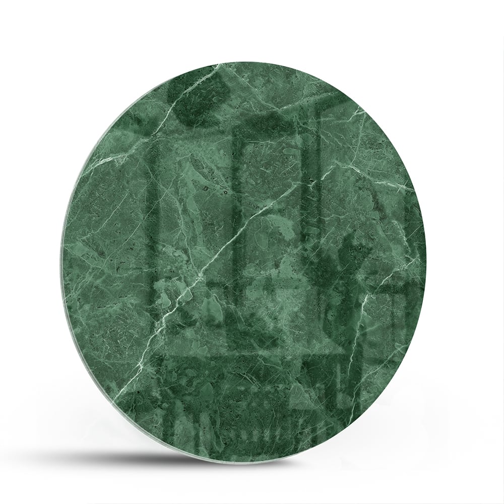 Groen glazen schilderij met marmerpatroon aan de muur.