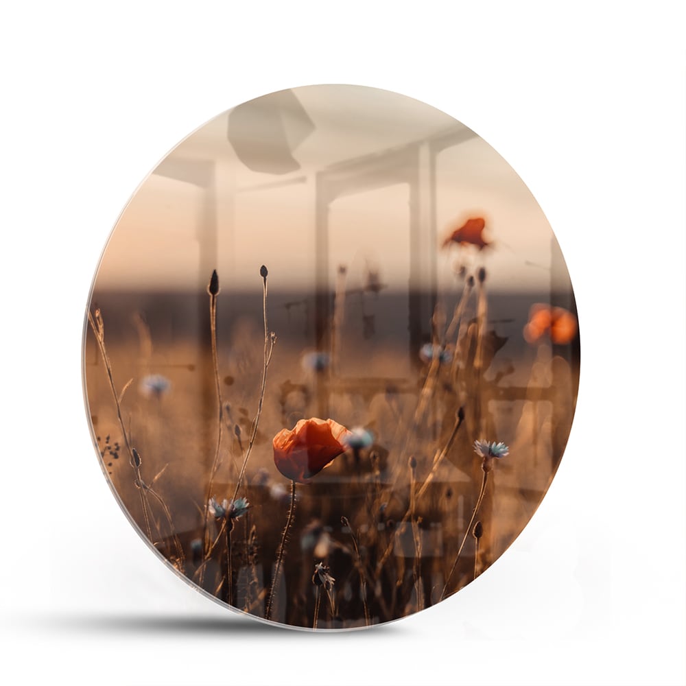 Glazen schilderij van een poppy veld bij zonsondergang, met warme kleuren.