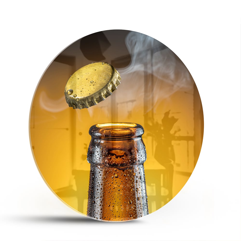 Glazen schilderij van een fles met een oppoppende dop op een warme achtergrond.