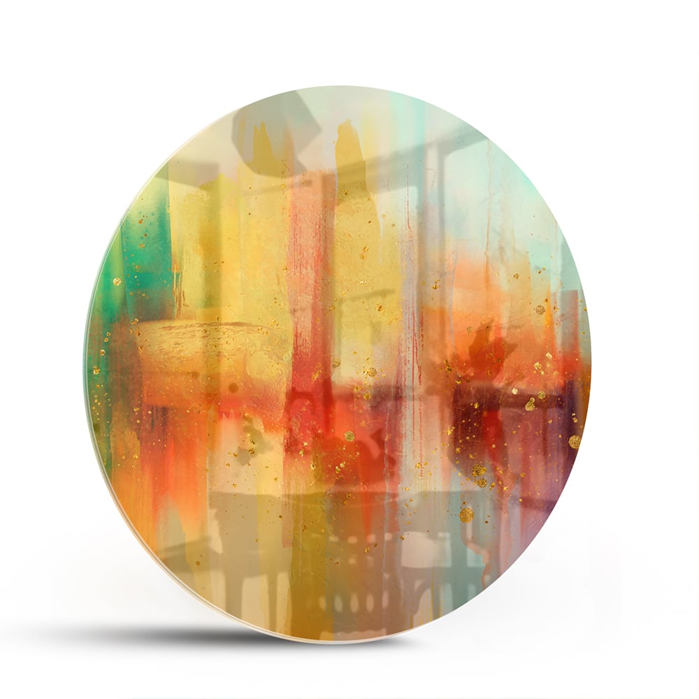 Abstract kleurrijk glazen schilderij aan de muur in een moderne woonkamer.
