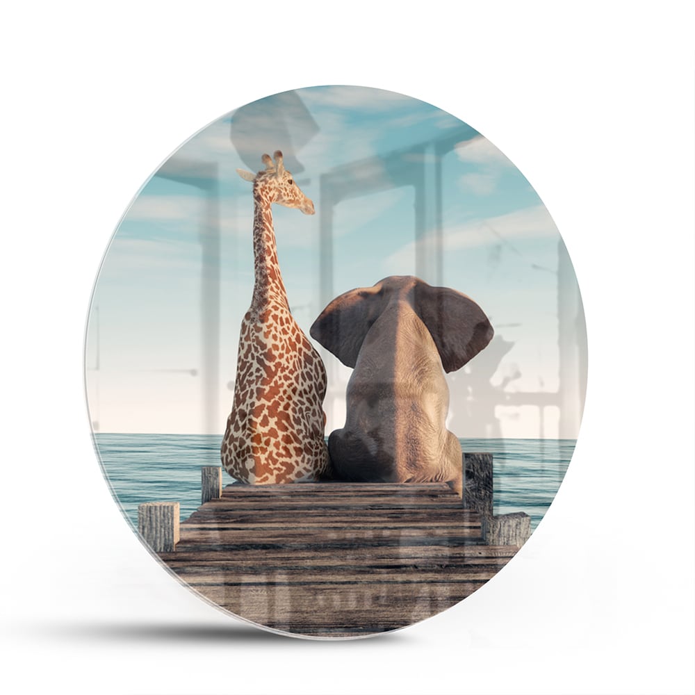 Glazen schilderij van een giraffe en olifant op een houten pier met zee op de achtergrond.