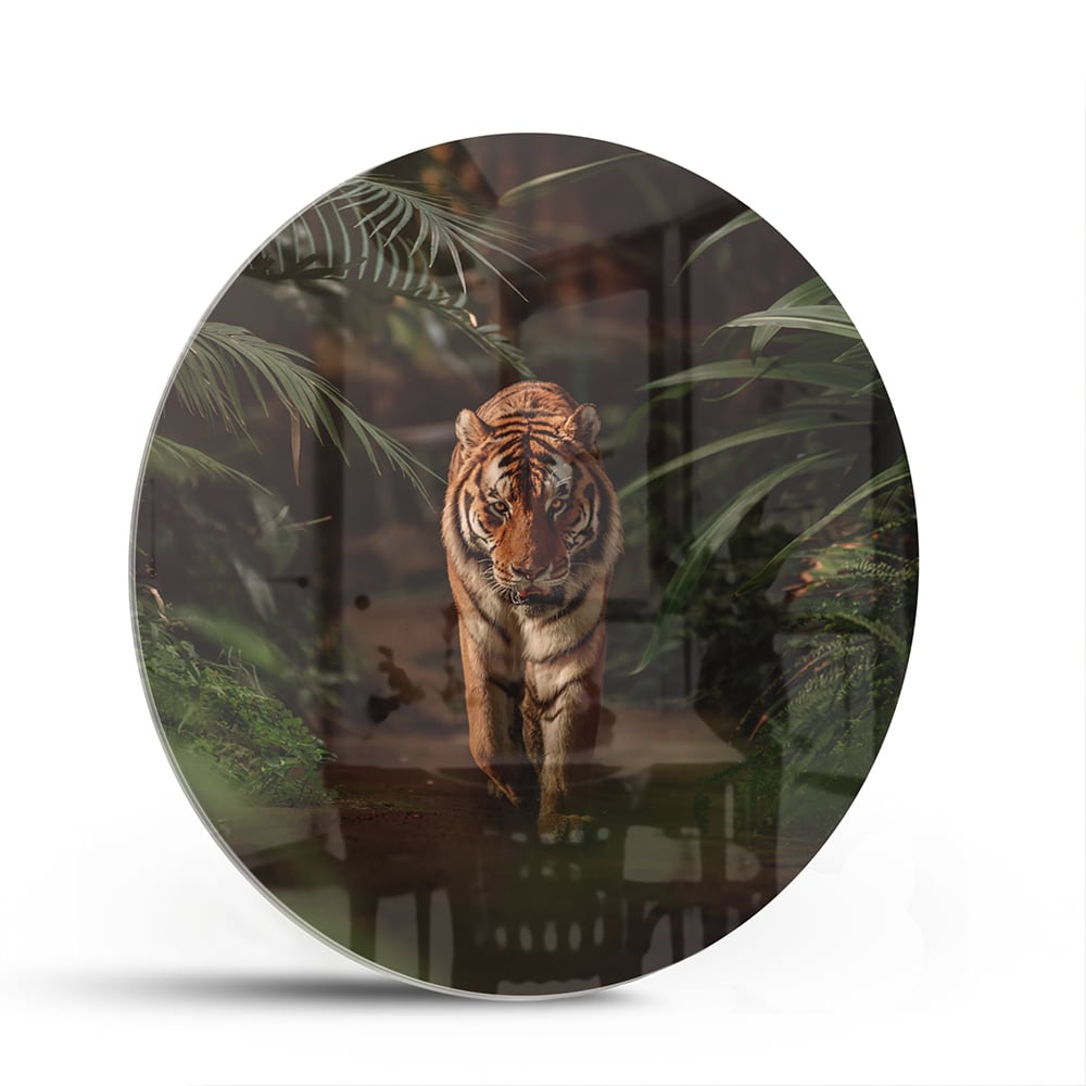 Glazen schilderij van een tijger in de jungle met groene bladeren.