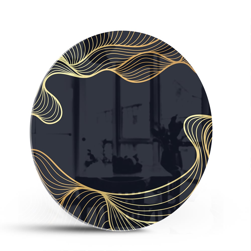 Glazen schilderij met gouden lijnen tegen een donkerblauwe achtergrond in een moderne woonkamer.