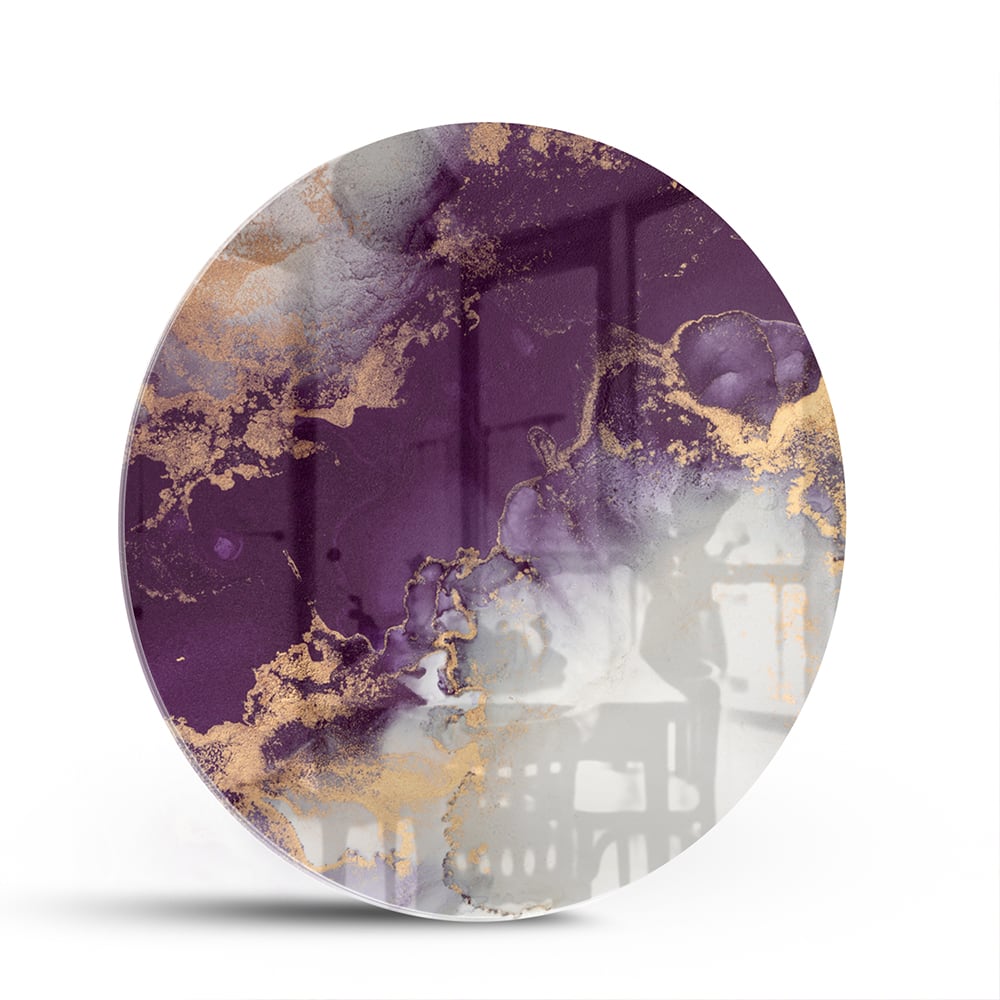 Een elegant paarse glazen schilderij met gouden accenten aan een muur in moderne woonkamer.