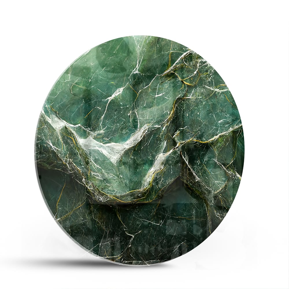 Glas schilderij met marmerpatroon in groene tinten, hangt aan de muur.